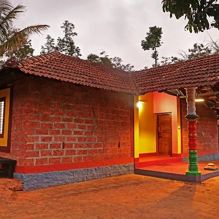 Hotel Allaranda Homestay Madikeri Bagian luar foto